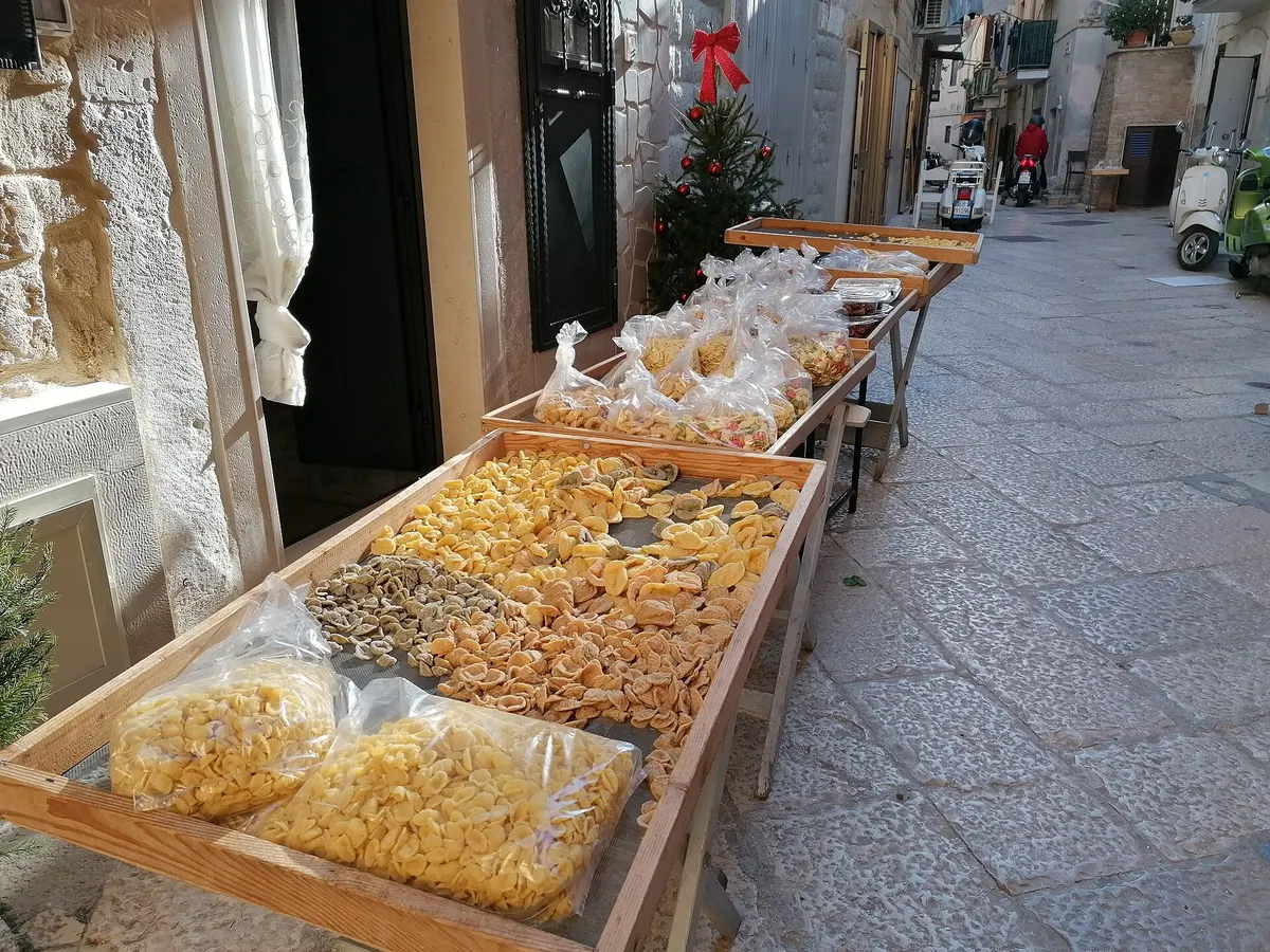 Le orecchiette fatte a mano, stese sulle tavole lungo una strada di Bari Vecchia