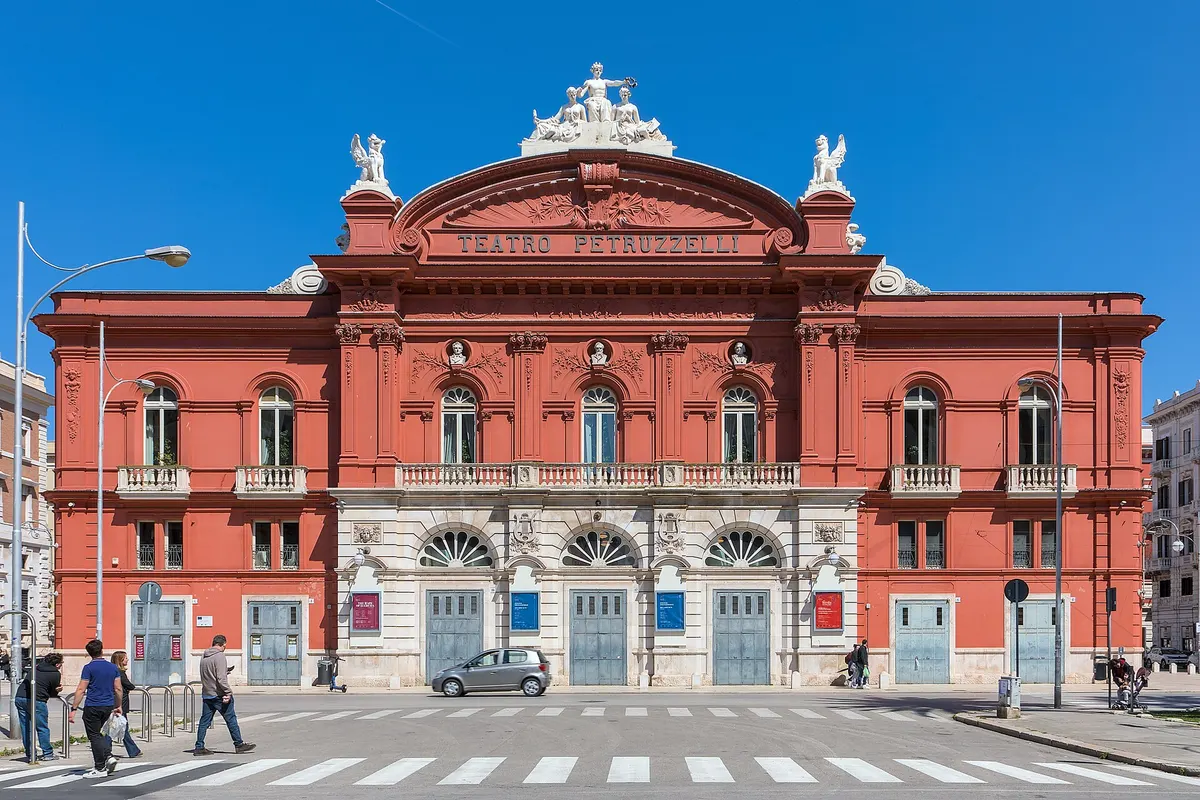 La facciata rossa del Teatro Petruzzelli, a Bari