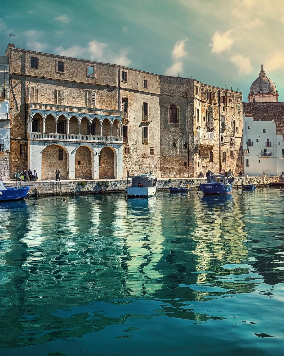 Il porto vecchio di Monopoli, con i palazzi affacciati sull'acqua