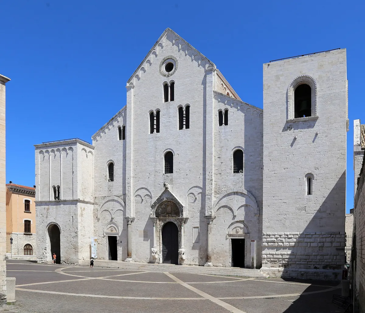La facciata della Basilica di San Nicola, a Bari
